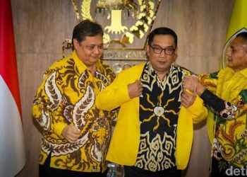 Pakai Jas Kuning, Ridwan Kamil Resmi Jadi Kader Golkar!