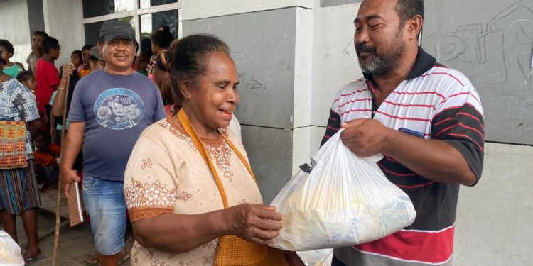 Ratusan Paket Sembako untuk Pedagang Pasar Modern