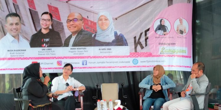 Wagub Sumatera Utara, Musa Rajekshah ketika berdiskusi bersama Ketua Umum FJPI Uni Lubis, dan Anggota Dewan Pers 2013-2019, Imam Wahyudi serta Sosiopreneur, Alwen Ong.(IST/Radar Sorong)