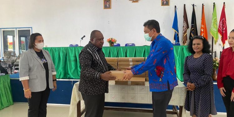 Kunjungi Sorong, Pj. Sekda PB Bagikan Puluhan Bantuan