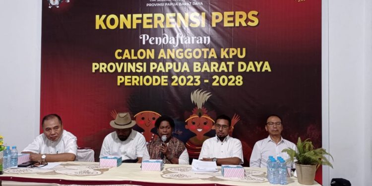 Ketua Tim Seleksi Calon Anggota KPU PBD, Pdt.Dr.Thomson Elias (kanan) didampingi Trend Center Informasi Publik Timsel Calon Anggota KPU PBD, Johanna Kamesrar (tengah) bersama Sekretaris Timsel, Mustamin Wahid (kiri).(Fauzia/Radar Sorong)