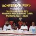 Ketua Tim Seleksi Calon Anggota KPU PBD, Pdt.Dr.Thomson Elias (kanan) didampingi Trend Center Informasi Publik Timsel Calon Anggota KPU PBD, Johanna Kamesrar (tengah) bersama Sekretaris Timsel, Mustamin Wahid (kiri).(Fauzia/Radar Sorong)