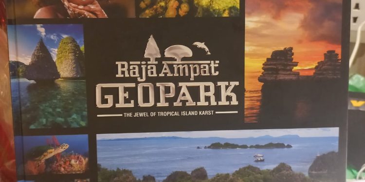 Gandeng 3 llmuwan Malaysia,Buku Raja Ampat Geopark Diluncurkan