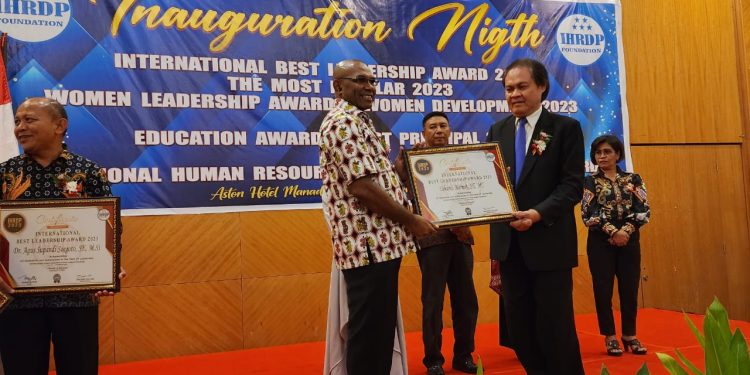 Dapat Award IBLA, Momot Mengaku Bekerja Bukan Untuk Cari Penghargaan