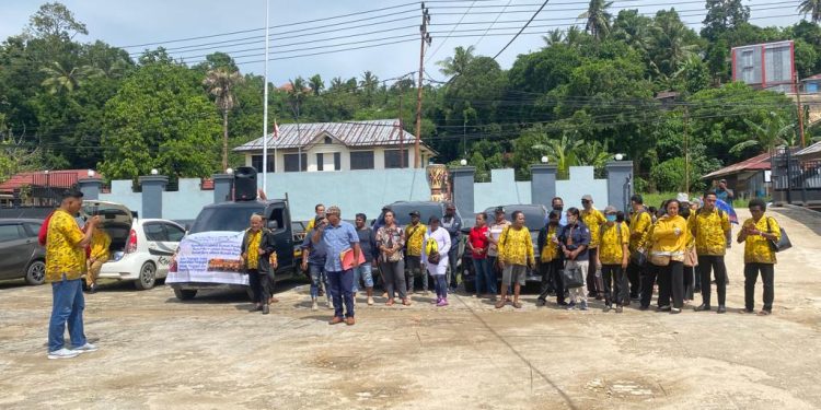 Puluhan Guru SMA Negeri 2 Kota Sorong Unjuk Rasa