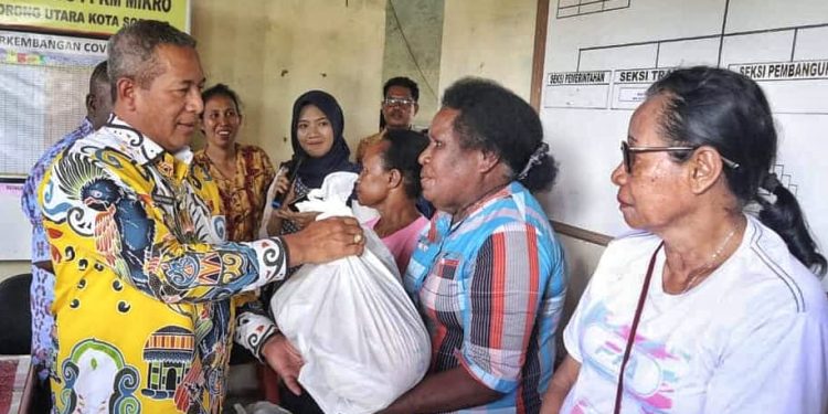 Peduli Korban Banjir, Pemkot Serahkan Bantuan 980 Bapok