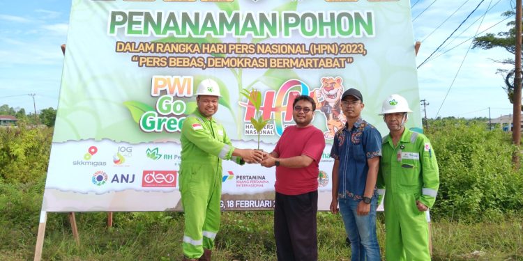 Hijaukan Median Jalan, PWI Tanam Ratusan Pohon