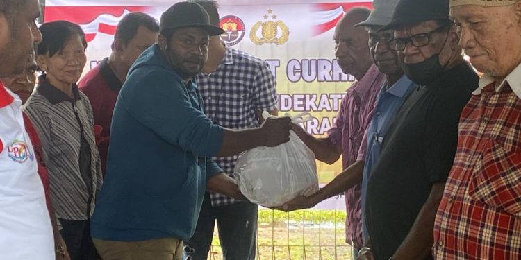 Tukang Parkir Berbagi Paket Sembako