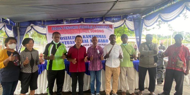 Pemuda Klademak Kelola Parkir, Masyarakat Rasakan Manfaatnya