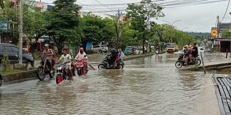 Lima Jam diguyur Hujan Sedang, Km 10 Terendam Air