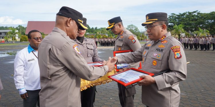 5 Polres Jajaran Polda Papua Barat Terima Penghargaan Pelayanan Publik