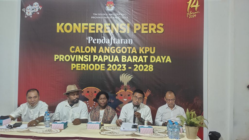 Ketua Tim Seleksi Calon Anggota KPU PBD, Pdt.Dr.Thomson Elias (kanan) didampingi Trend Center Informasi Publik Timsel Calon Anggota KPU PBD, Johanna Kamesrar (tengah) bersama Sekretaris Timsel, Mustamin Wahid (kiri).(Fauzia/Radar Sorong)