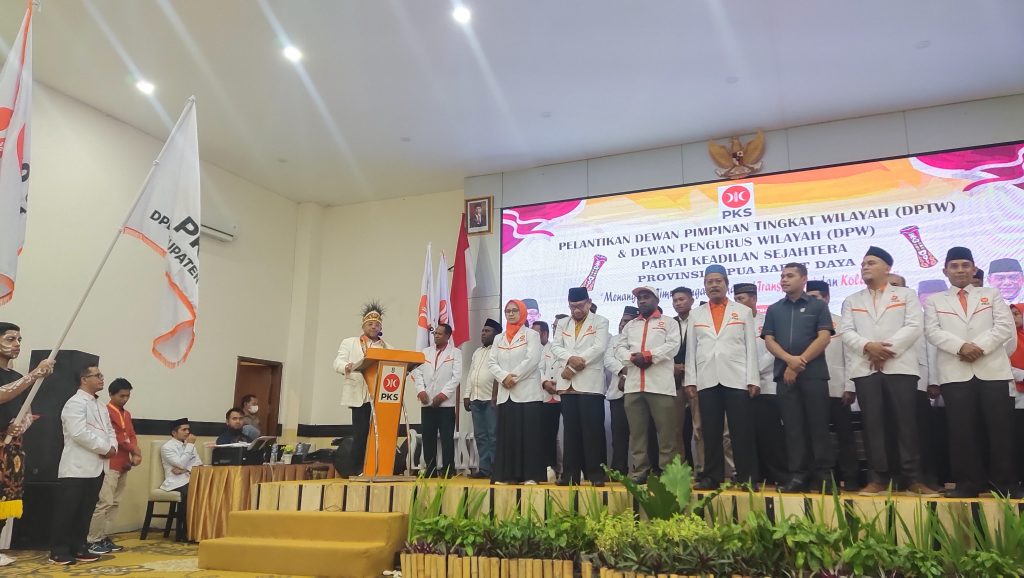Sekjen DPP PKS, Habib Aboe Bakar Alhabsy melantik DPTW dan DPW PKS Papua Barat Daya.(Fauzia/Radar Sorong)