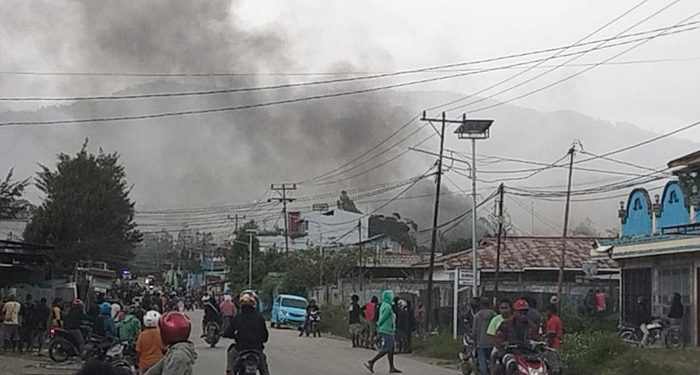 Isu Penculikan Anak, Massa Bakar Kios dan Serang Polisi