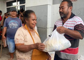Bantu Pedagang Pasar Modern Rufei, Kapolda Salurkan Ratusan Paket Sembako