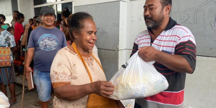 Bantu Pedagang Pasar Modern Rufei, Kapolda Salurkan Ratusan Paket Sembako
