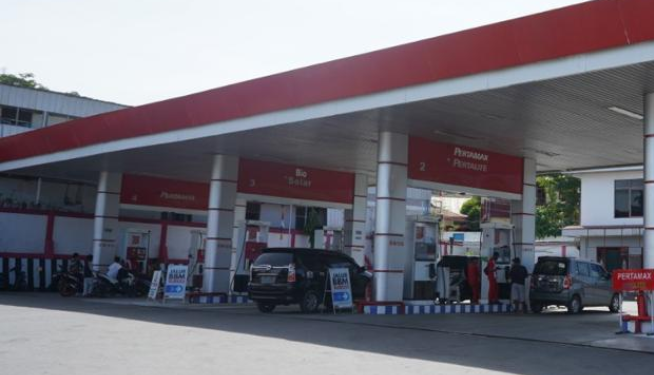 Salah satu SPBU di Jayapura, nampak beberapa kendaraan sedang mengisi BBM. (IST/Radar Sorong)