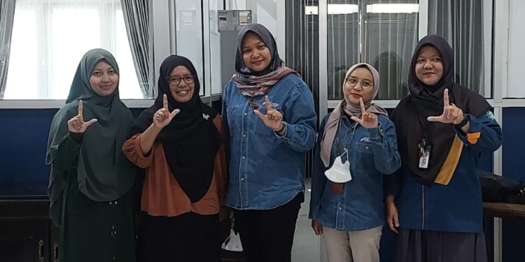 Kaprodi Nita bersama beberapa mahasiswi jurusan teknik. (IST/RADAR SORONG)