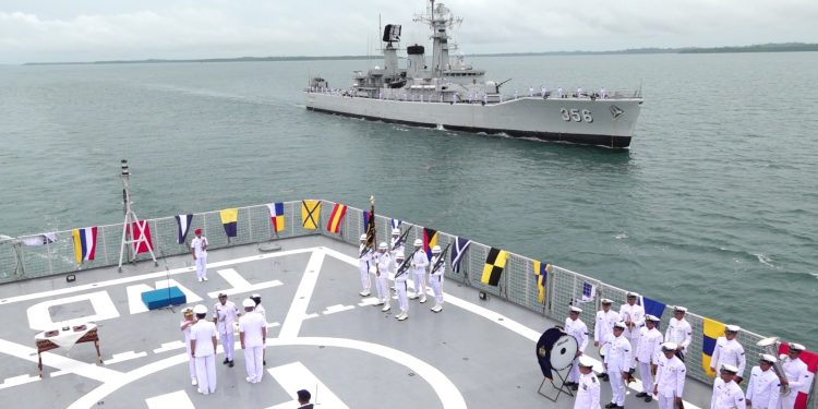 Sertijab Komandan Guspurla Koarmada III Dilangsungkan di Atas KRI Teluk Weda