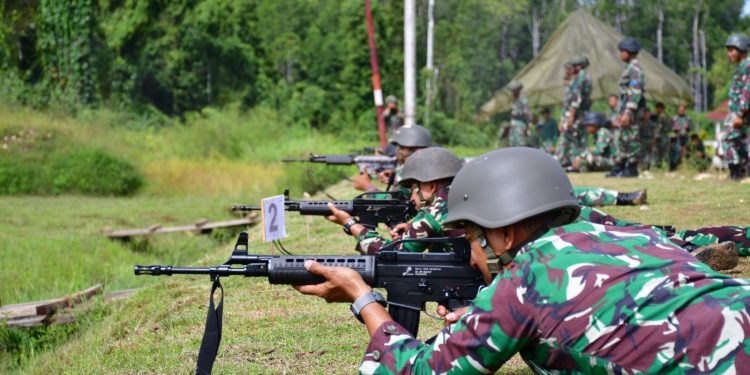 Tembak Tempur Defensif Pertajam Kemampuan Prajurit