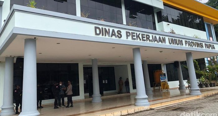 Dikawal Brimob Bersenjata, KPK Geledah Dinas PU Papua