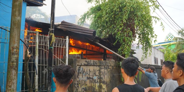 Rumah Kosong Terbakar, Kerugian Ditaksir Ratusan Juta Rupiah