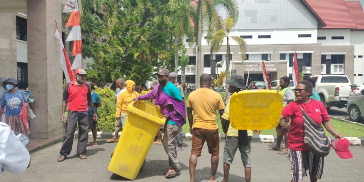 Fasilitas Pemkot Dibanting, Puluhan Tenaga Kebersihan Kembali Demo