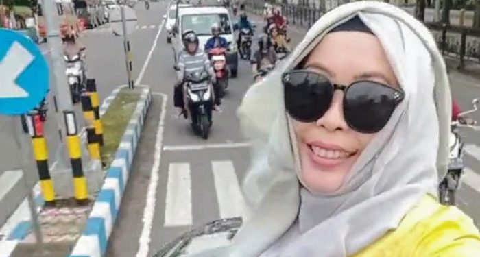 Emak-emak Nge-vlog dari Sunroof Mobil Dibina Dinas Pendidikan Bondowoso