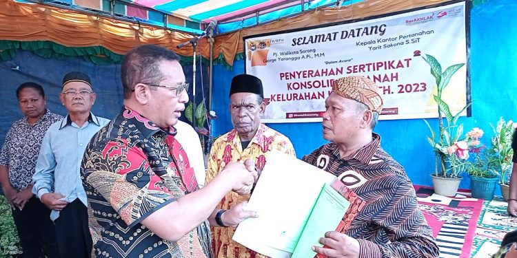 Pemkot Serahkan 100 Sertifikat Tanah Gratis