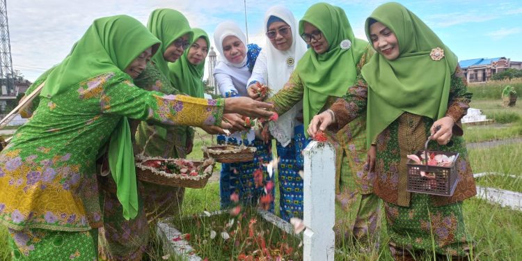 Muslimat NU Tabur Bunga di TMP