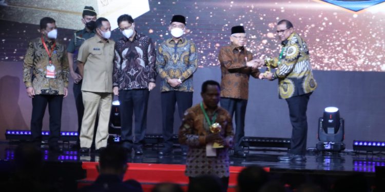 Pemprov PBD dan 6 Kabupaten/Kota Terima Award atas Capaian UHC