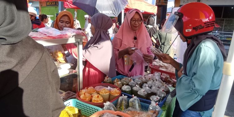 Masyarakat Berburu Takjil di Hari Pertama Puasa