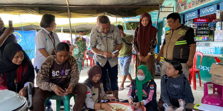 Kunjungi Lokasi Kebakaran, Pj Wali Kota Bantu Relawan Kupas Bawang