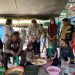 Kunjungi Lokasi Kebakaran, Pj Wali Kota Bantu Relawan Kupas Bawang