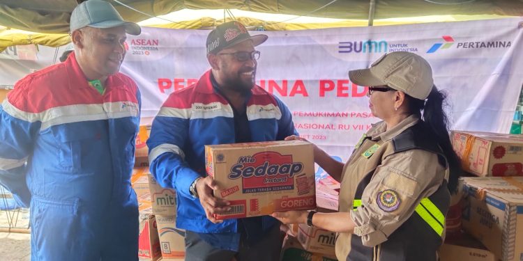 Pertamina RU VII KASIM Serahkan Ratusan Paket Sembako