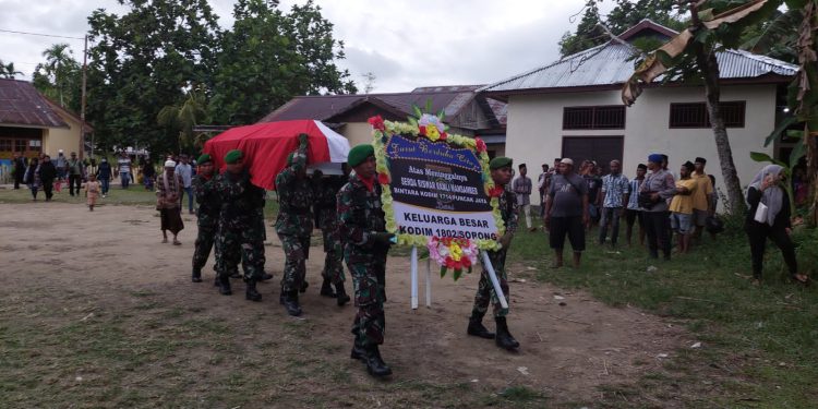 Tiba di Rumah Duka, Jenazah Serda Riswar Disambut Isak Tangis Keluarga