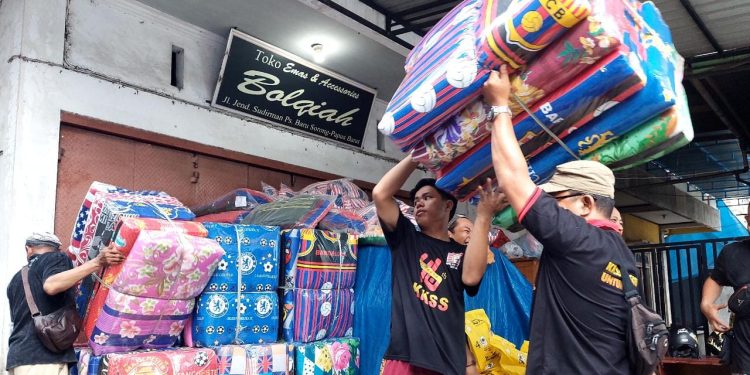Korban Kebakaran Terima Bantuan Perlengkapan Tidur dan Pakaian