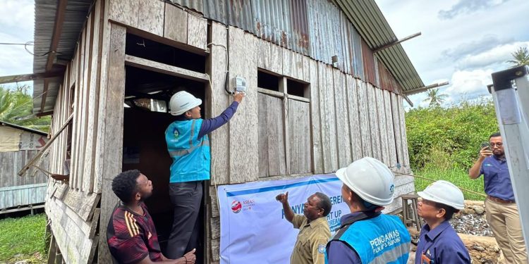 Pegawai PLN Bantu Sambung  Listrik 3.024 Warga Tidak Mampu