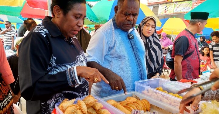Bupati Asmat Borong Jajanan Takjil UMKM Lokal