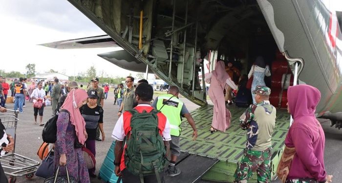 261 Warga Yahukimo Diangkut Hercules ke Jayapura