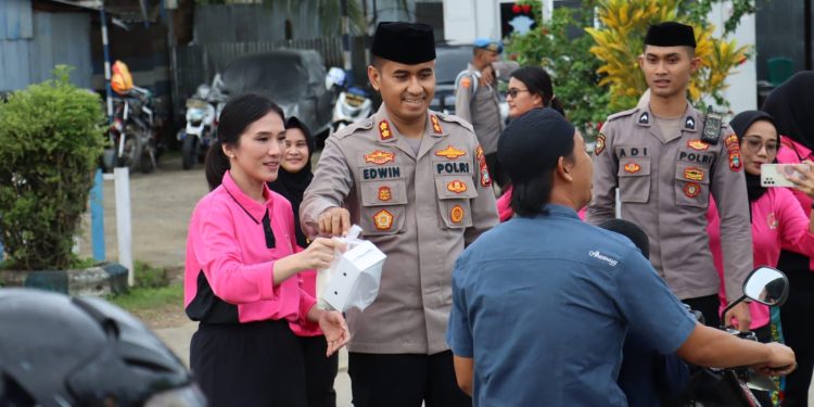 Gandeng Bhayangkari, Kapolres R4 Bagikan Takjil