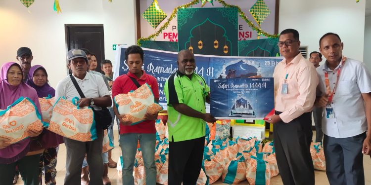 Puluhan Petugas Kebersihan Terima Sembako, Andi: Terima kasih