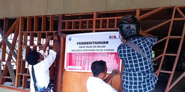 Tunggak Bayar Pajak, 3 Rumah Makan Dipasang ‘Plang KPK’