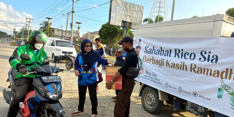 Ramai-Ramai Turun ke Jalan, Sahabat Rico Sia Bagikan 5.300 Takjil