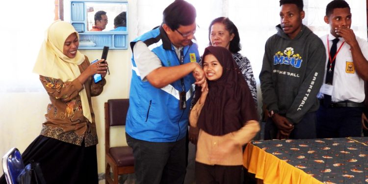 PLN Berbagi Kebahagiaan Sarana Belajar Untuk Anak-Anak Papua, SLB Dapat Bantuan Al Qur’an Braile