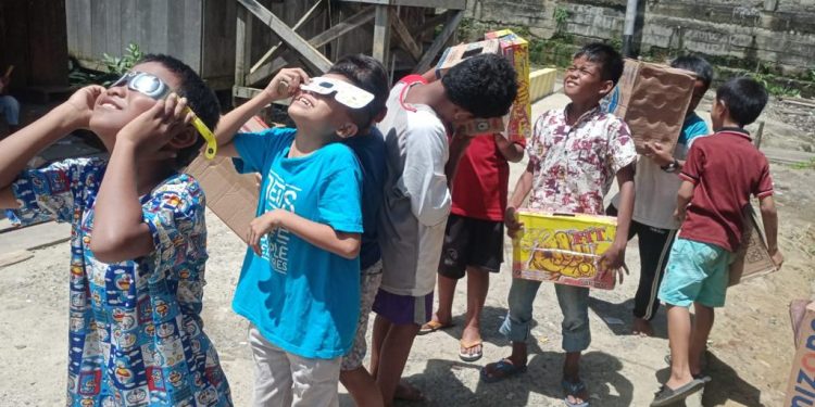 Gunakan Alat Sederhana, UNIMUDA Sorong Ajak Masyarakat Amati Gerhana Matahari