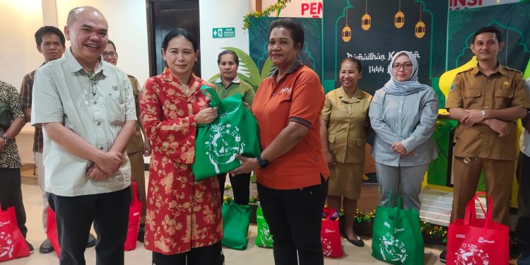 Dharma Wanita Persatuan PBD Serahkan Bantuan Sembako