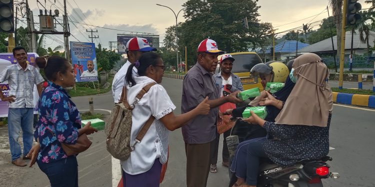 Mantan Pangdam Kasuari XVIII Bagi Takjil di Traffic Light