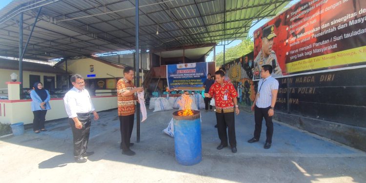 Tujuh Ball Pakaian Bekas Import Dibakar