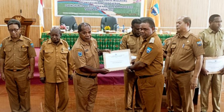 Penantian Panjang Berakhir, Bupati Manokwari Akhirnya Serahkan DPA